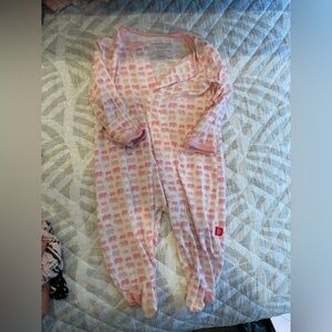 Magnetic Me footie pink elephants